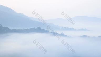 视图高山热带热带雨林覆盖雾早....日出多莉滑块相机